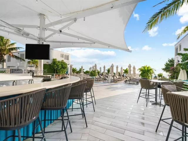 1-bedroom condo for sale in Fort Lauderdale - 551 N Fort Lauderdale Beach Blvd R1909 - MondialRealty