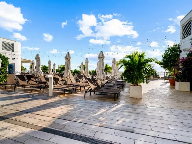 1-bedroom condo for sale in Fort Lauderdale - 551 N Fort Lauderdale Beach Blvd R1909 - MondialRealty