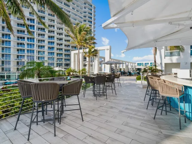 1-bedroom condo for sale in Fort Lauderdale - 551 N Fort Lauderdale Beach Blvd R1909 - MondialRealty
