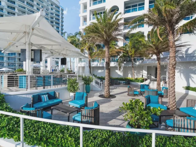 1-bedroom condo for sale in Fort Lauderdale - 551 N Fort Lauderdale Beach Blvd R1909 - MondialRealty