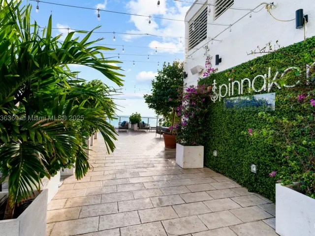 1-bedroom condo for sale in Fort Lauderdale - 551 N Fort Lauderdale Beach Blvd R1909 - MondialRealty