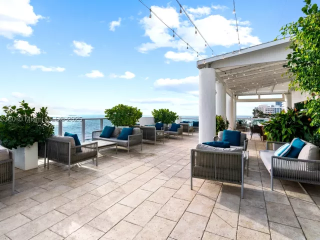 1-bedroom condo for sale in Fort Lauderdale - 551 N Fort Lauderdale Beach Blvd R1909 - MondialRealty