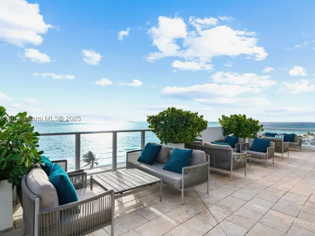 1-bedroom condo for sale in Fort Lauderdale - 551 N Fort Lauderdale Beach Blvd R1909 - MondialRealty