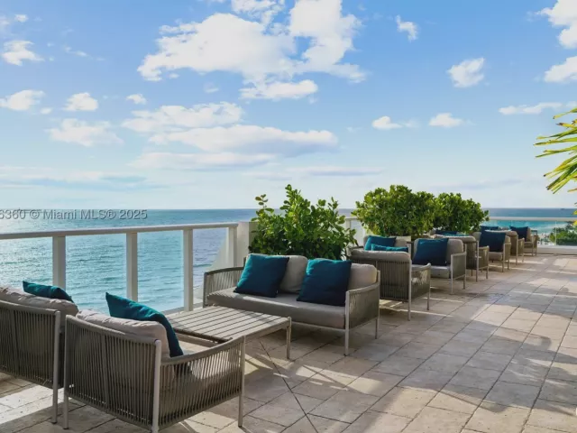 1-bedroom condo for sale in Fort Lauderdale - 551 N Fort Lauderdale Beach Blvd R1909 - MondialRealty