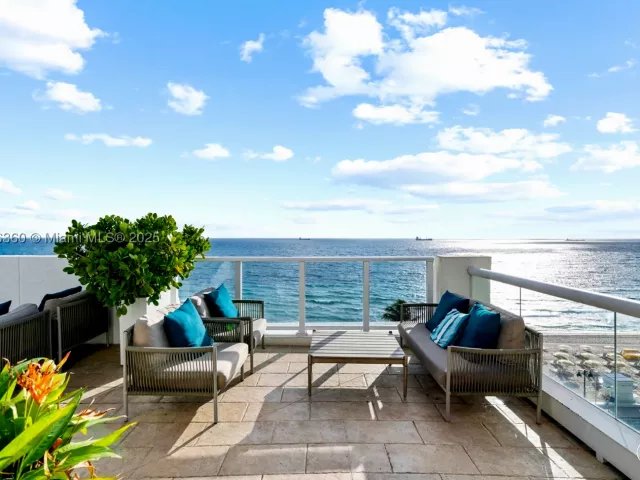 1-bedroom condo for sale in Fort Lauderdale - 551 N Fort Lauderdale Beach Blvd R1909 - MondialRealty
