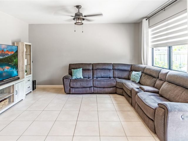 Home for rent at 724 SE 37th Ave - photo 6262312