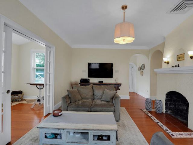 Home for rent at 910 NE 2nd Avenue - photo 6263327