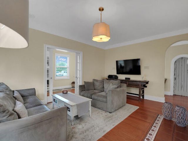 Home for rent at 910 NE 2nd Avenue - photo 6263328