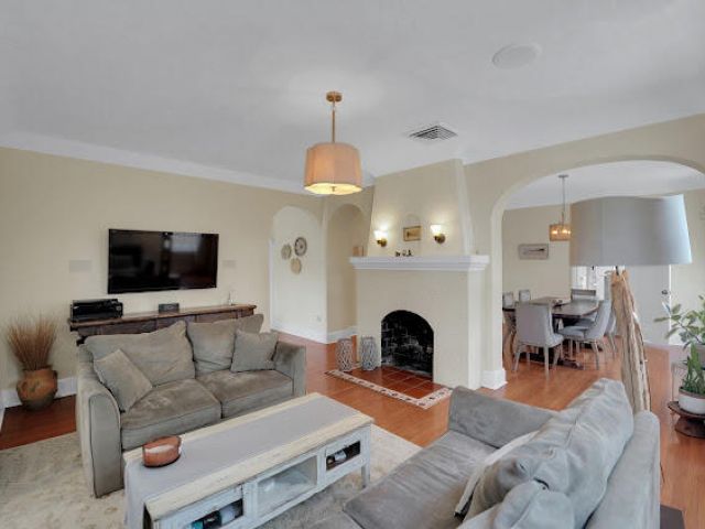 Home for rent at 910 NE 2nd Avenue - photo 6263329