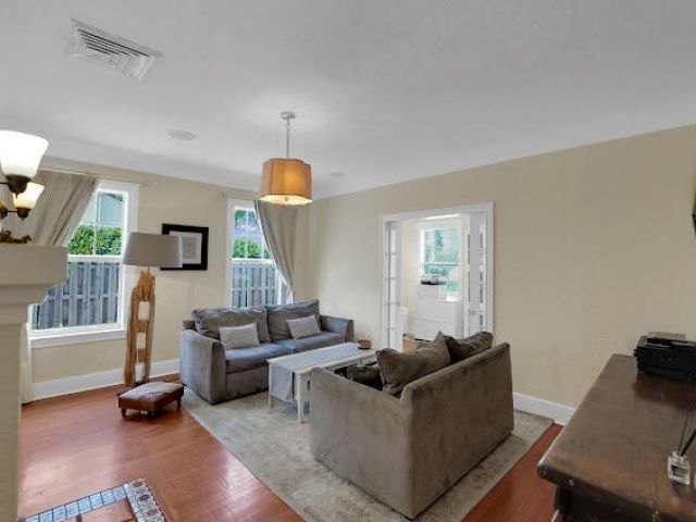 Home for rent at 910 NE 2nd Avenue - photo 6263334