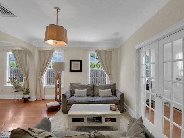 Home for rent at 910 NE 2nd Avenue - photo 6263335