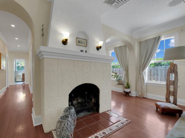 Home for rent at 910 NE 2nd Avenue - photo 6263337