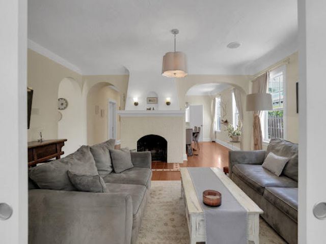 Home for rent at 910 NE 2nd Avenue - photo 6263338