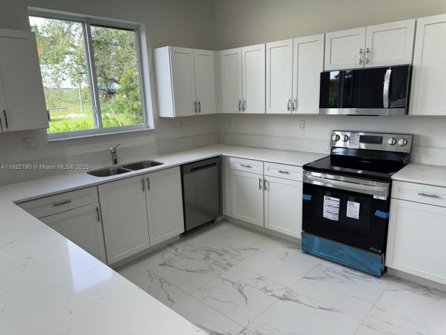 Home for sale at 1838 NE 1st St - photo 6262921