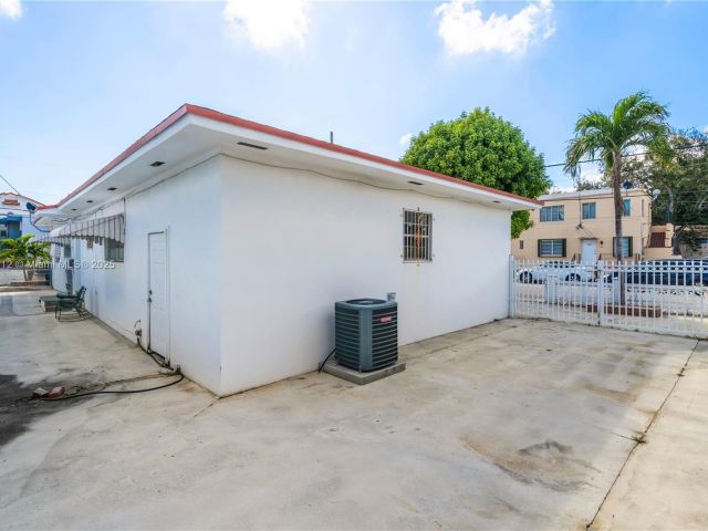 Home for sale at 201 NW 14th Ave - photo 6284896