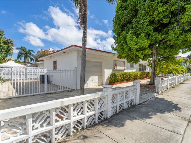 Home for sale at 201 NW 14th Ave - photo 6284898