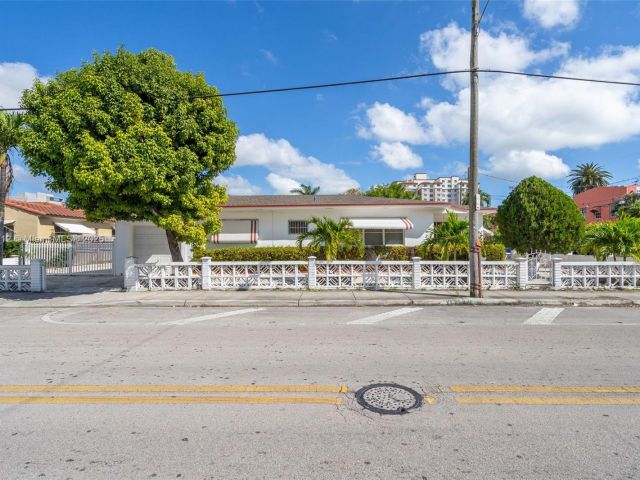 Home for sale at 201 NW 14th Ave - photo 6284899