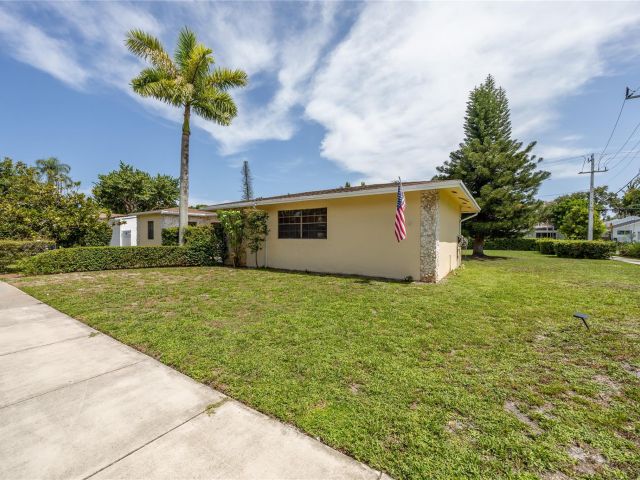 Home for sale at 904 SE 11th Ct - photo 6280636