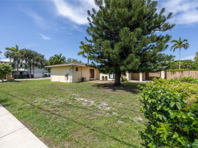 Home for sale at 904 SE 11th Ct - photo 6280637