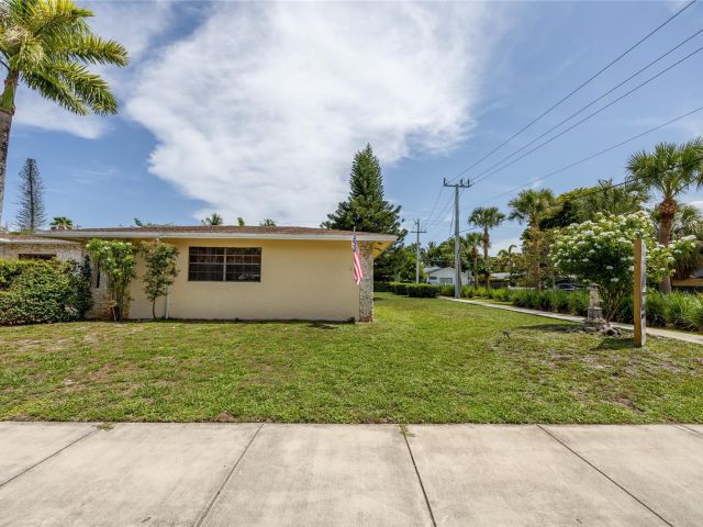 Home for sale at 904 SE 11th Ct - photo 6280638