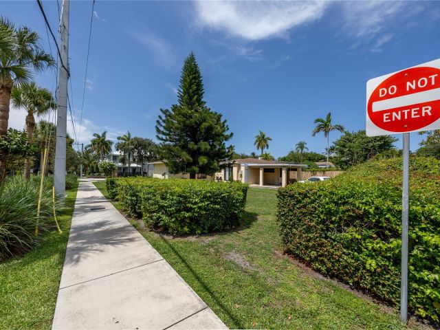 Home for sale at 904 SE 11th Ct - photo 6280639