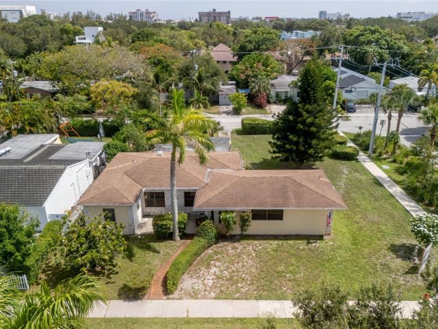 Home for sale at 904 SE 11th Ct - photo 6280640