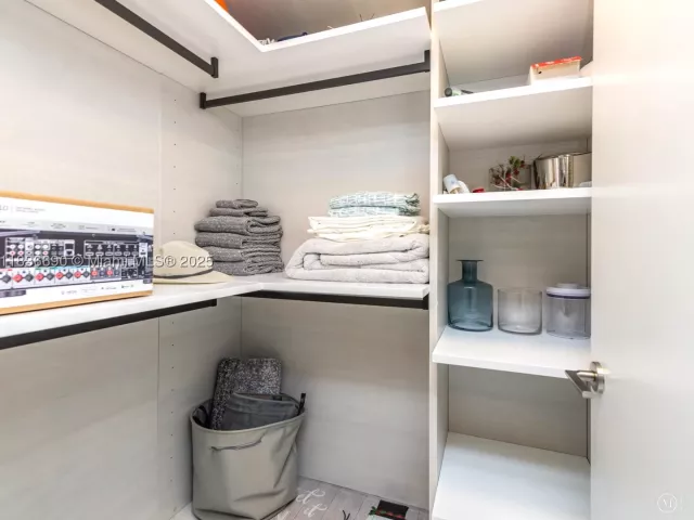 2-bedroom condo for sale in Sunny Isles Beach - 300 Sunny Isles Blvd 5-1605 - MondialRealty