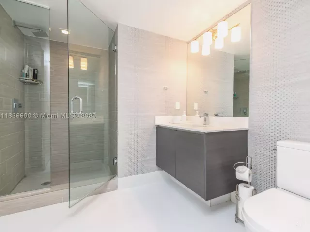 2-bedroom condo for sale in Sunny Isles Beach - 300 Sunny Isles Blvd 5-1605 - MondialRealty