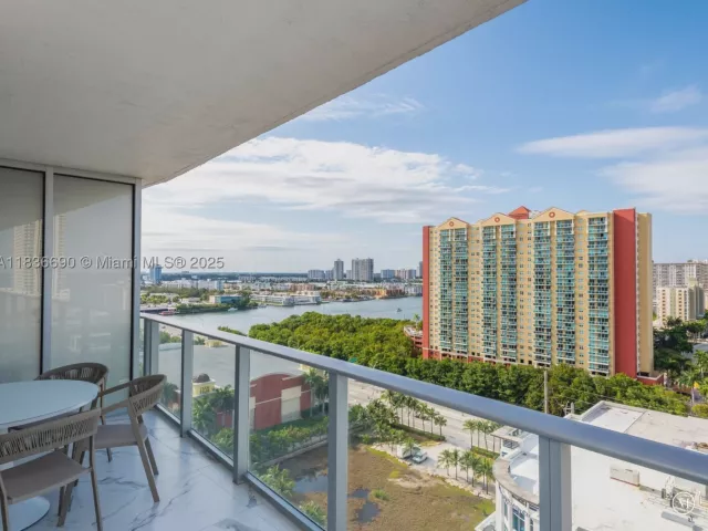 2-bedroom condo for sale in Sunny Isles Beach - 300 Sunny Isles Blvd 5-1605 - MondialRealty