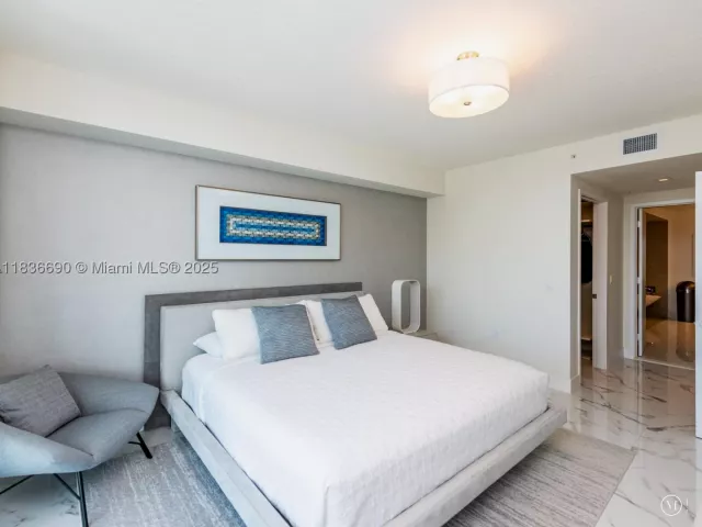 2-bedroom condo for sale in Sunny Isles Beach - 300 Sunny Isles Blvd 5-1605 - MondialRealty