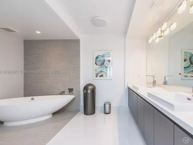 2-bedroom condo for sale in Sunny Isles Beach - 300 Sunny Isles Blvd 5-1605 - MondialRealty