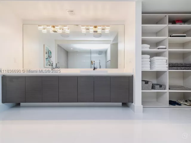 2-bedroom condo for sale in Sunny Isles Beach - 300 Sunny Isles Blvd 5-1605 - MondialRealty