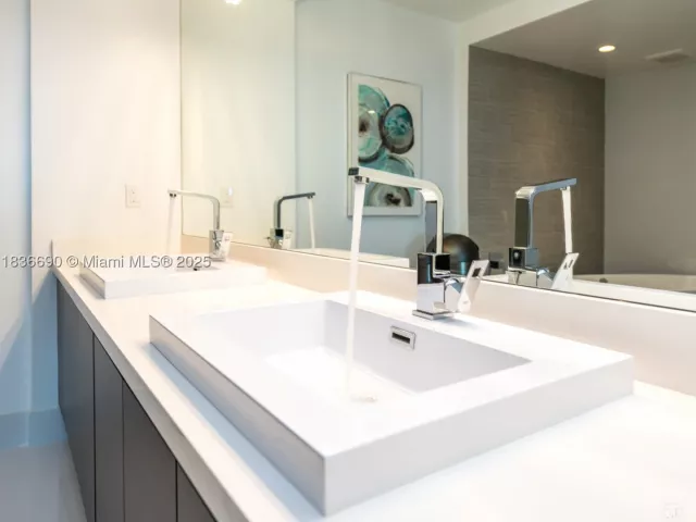 2-bedroom condo for sale in Sunny Isles Beach - 300 Sunny Isles Blvd 5-1605 - MondialRealty