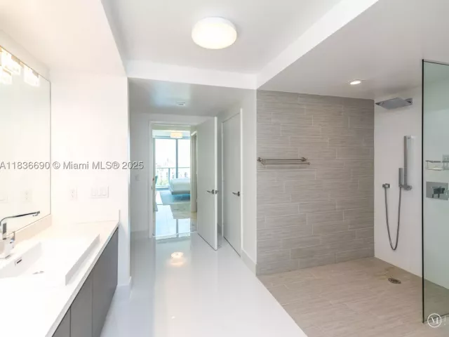 2-bedroom condo for sale in Sunny Isles Beach - 300 Sunny Isles Blvd 5-1605 - MondialRealty