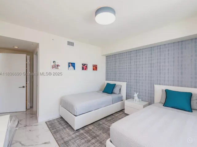 2-bedroom condo for sale in Sunny Isles Beach - 300 Sunny Isles Blvd 5-1605 - MondialRealty