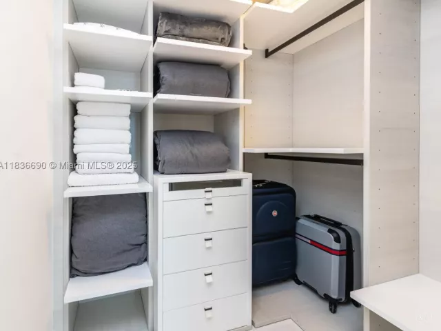 2-bedroom condo for sale in Sunny Isles Beach - 300 Sunny Isles Blvd 5-1605 - MondialRealty