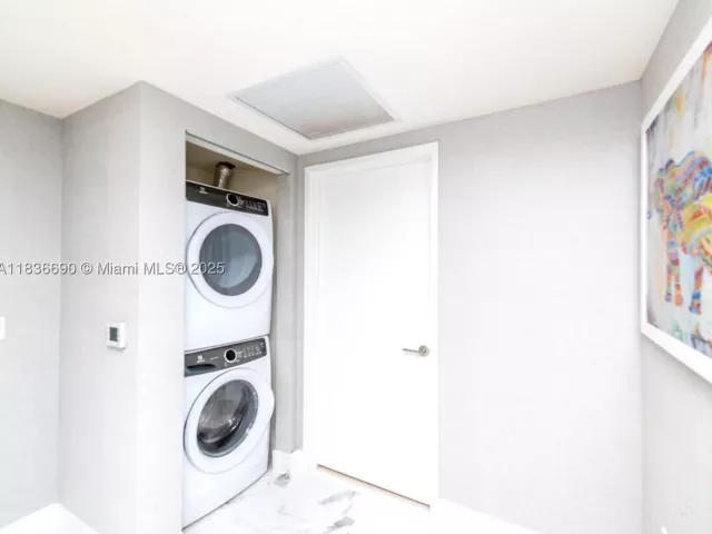 2-bedroom condo for sale in Sunny Isles Beach - 300 Sunny Isles Blvd 5-1605 - MondialRealty