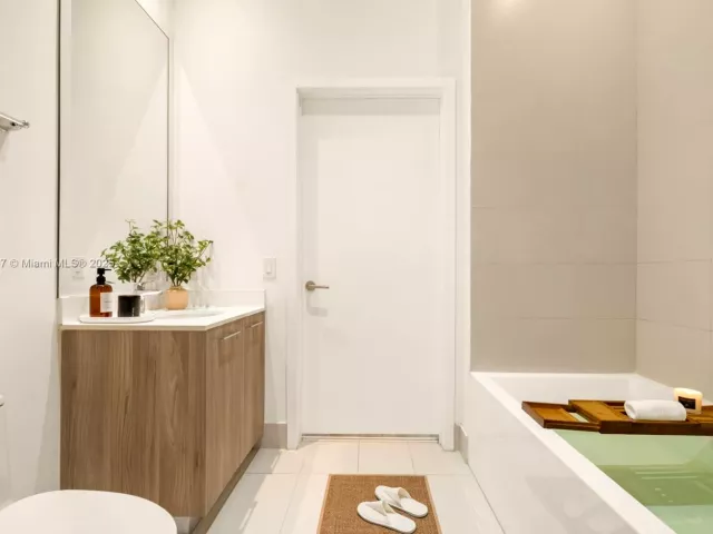 3-bedroom condo for rent in Miami - 501 NE 31st St 410 - MondialRealty