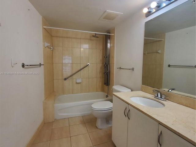 Apartment for rent  Unit #1702 - photo 6268211