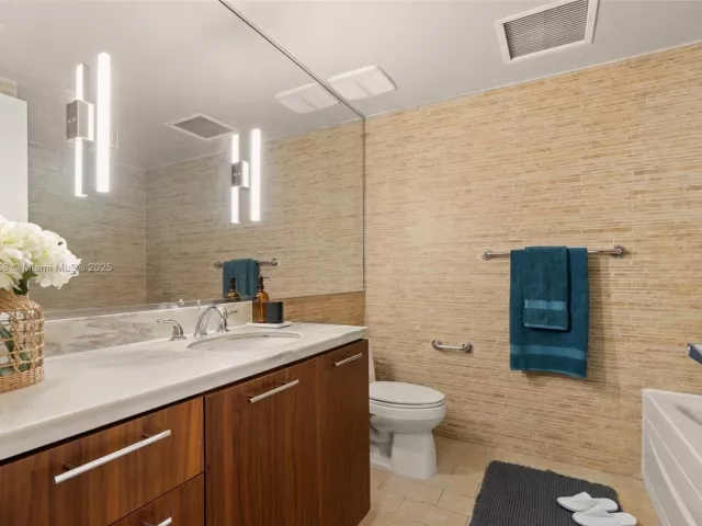 condo for rent in Miami - 50 Biscayne Blvd 411 - MondialRealty