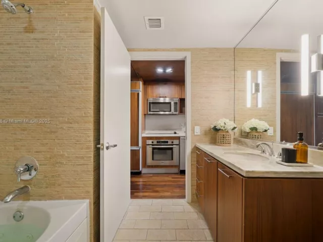 condo for rent in Miami - 50 Biscayne Blvd 411 - MondialRealty