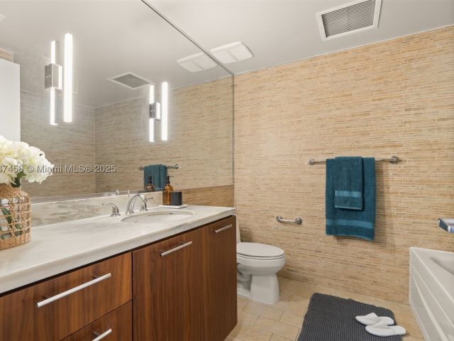 condo for rent in Miami - 50 Biscayne Blvd 411 - MondialRealty