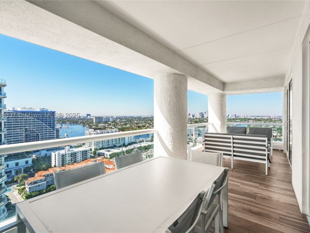 2-bedroom condo for sale in Fort Lauderdale - 551 N Fort Lauderdale Beach Blvd R2205 - MondialRealty