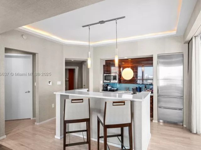 2-bedroom condo for sale in Fort Lauderdale - 551 N Fort Lauderdale Beach Blvd R2205 - MondialRealty