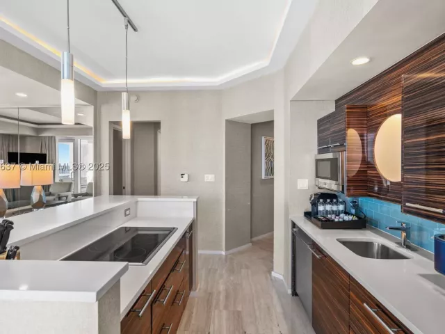 2-bedroom condo for sale in Fort Lauderdale - 551 N Fort Lauderdale Beach Blvd R2205 - MondialRealty