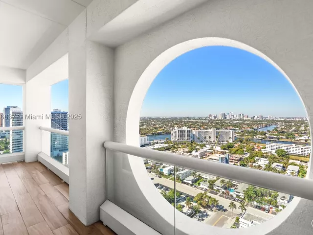 2-bedroom condo for sale in Fort Lauderdale - 551 N Fort Lauderdale Beach Blvd R2205 - MondialRealty