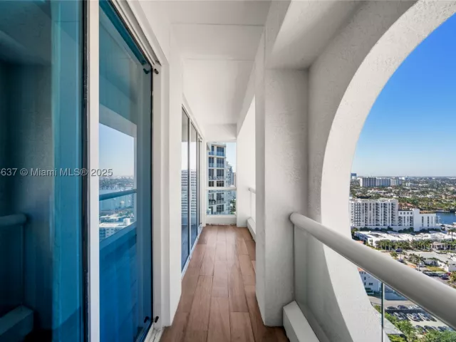 2-bedroom condo for sale in Fort Lauderdale - 551 N Fort Lauderdale Beach Blvd R2205 - MondialRealty