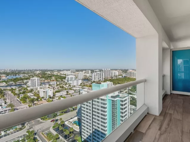 2-bedroom condo for sale in Fort Lauderdale - 551 N Fort Lauderdale Beach Blvd R2205 - MondialRealty