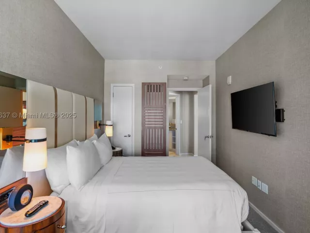 2-bedroom condo for sale in Fort Lauderdale - 551 N Fort Lauderdale Beach Blvd R2205 - MondialRealty