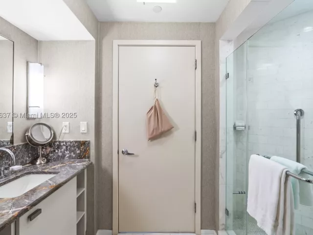 2-bedroom condo for sale in Fort Lauderdale - 551 N Fort Lauderdale Beach Blvd R2205 - MondialRealty
